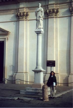 Ilaria davanti alla chiesa di Santo Stefano a Stienta